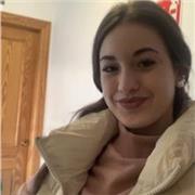 Profesora de Matemáticas imparte clases a niños de 6 a 13 años
